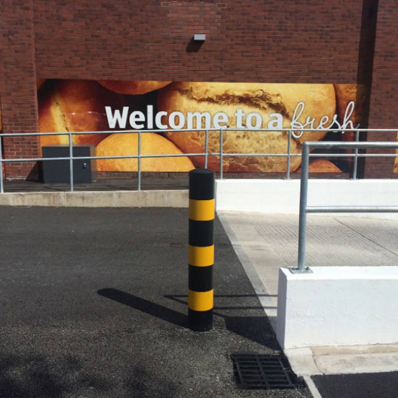 high-visibility-steel-bollards-black-yellow