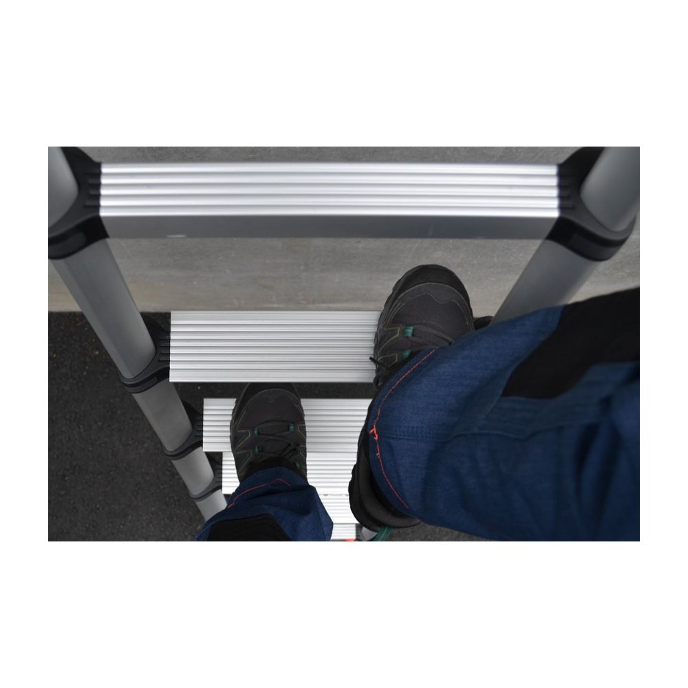 Prime-Safety-Feet-on-rung_background2