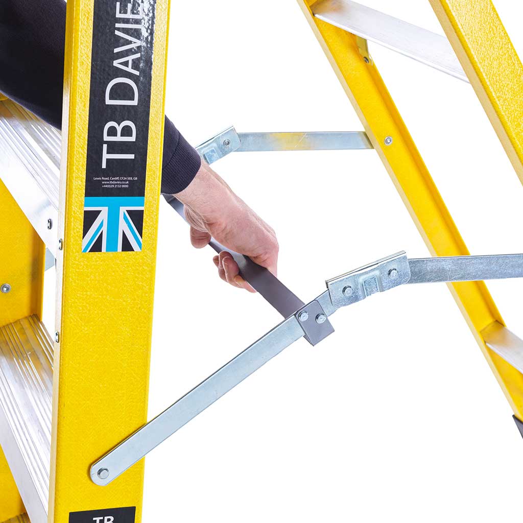 heavy-duty-fibreglass-swingback-step-ladder-06