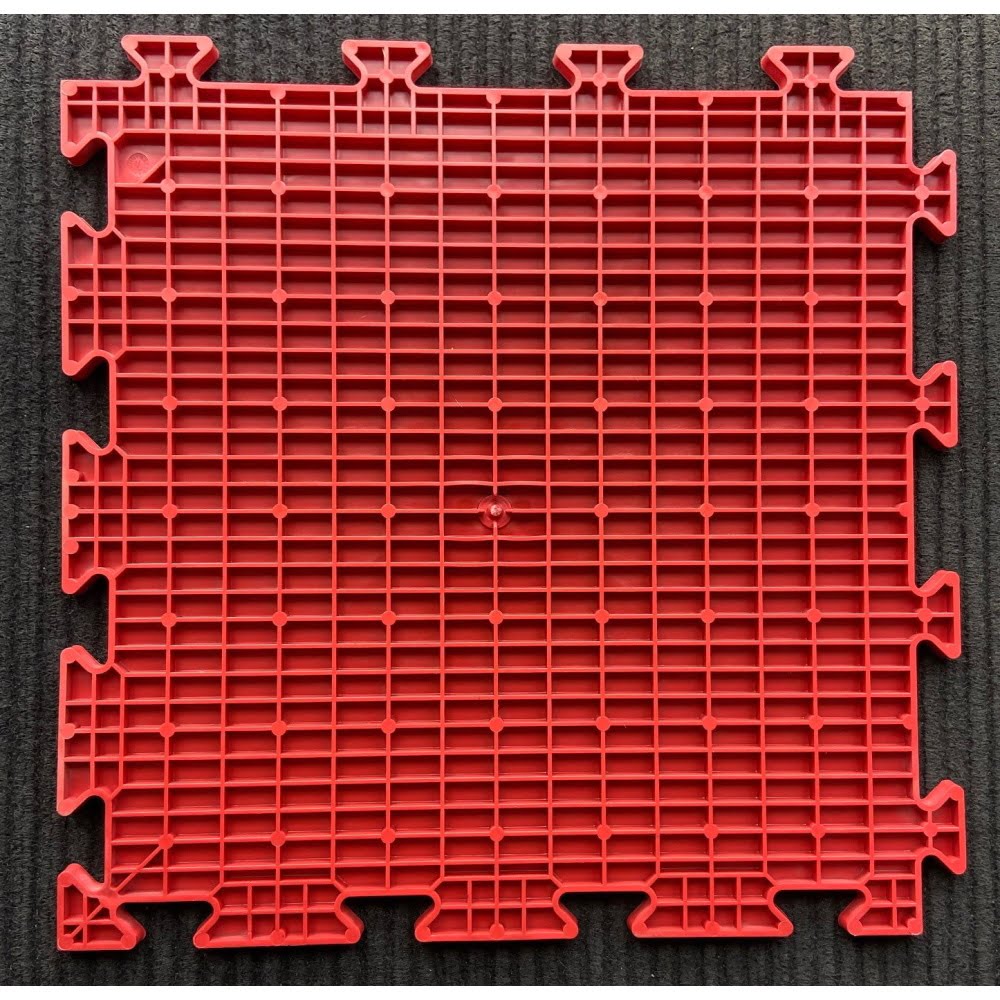 coloured-interlocking-vinyl-floor-tile-studded-surface-2